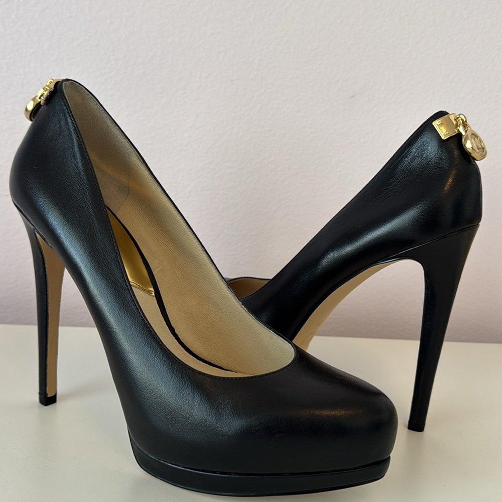 NEW! Michael Kors Hamilton platform pump size 9M US.